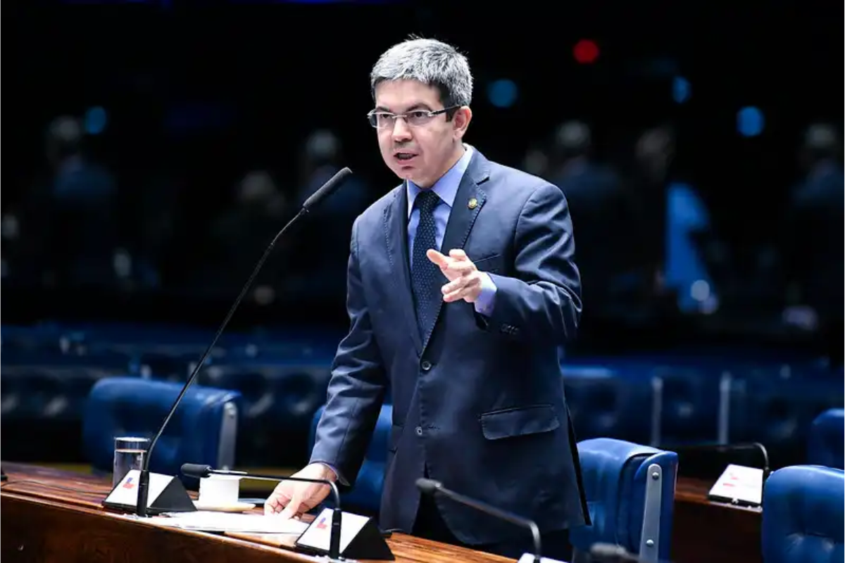 Randolfe desrespeita Moraes e lidera militância para espalhar fake News no caso das venezuelanas