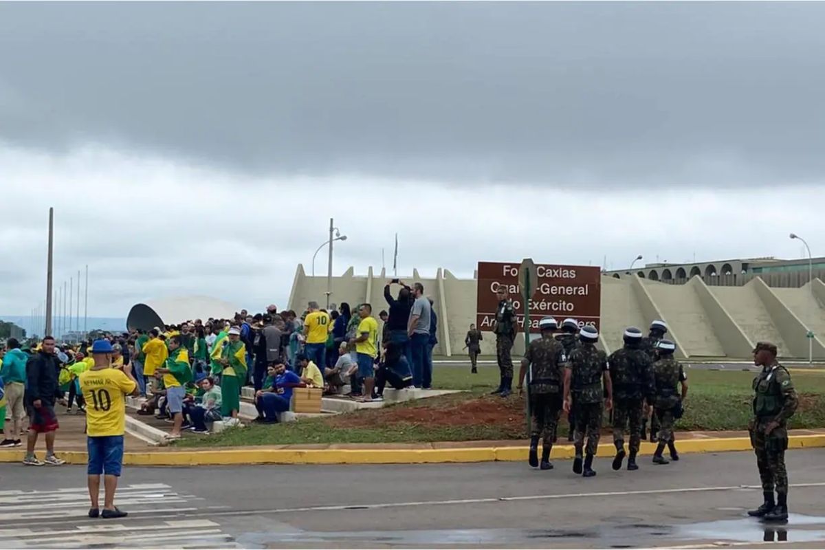 Caminhões estão reunidos próximo a sede do Exército em Brasília