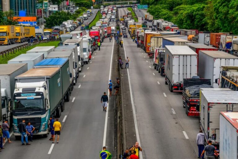 Caminhoneiros acabam de bloquear mais de 5 rodovias do Brasil