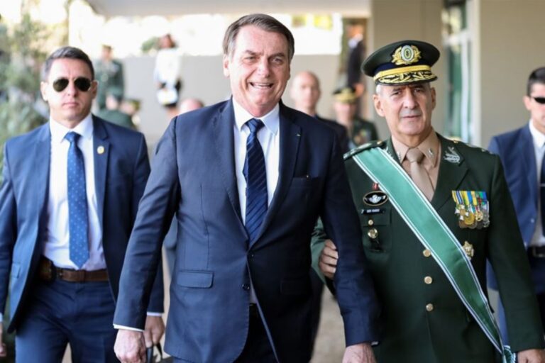 Jair Bolsonaro viaja ao Rio de Janeiro para encontro com militares