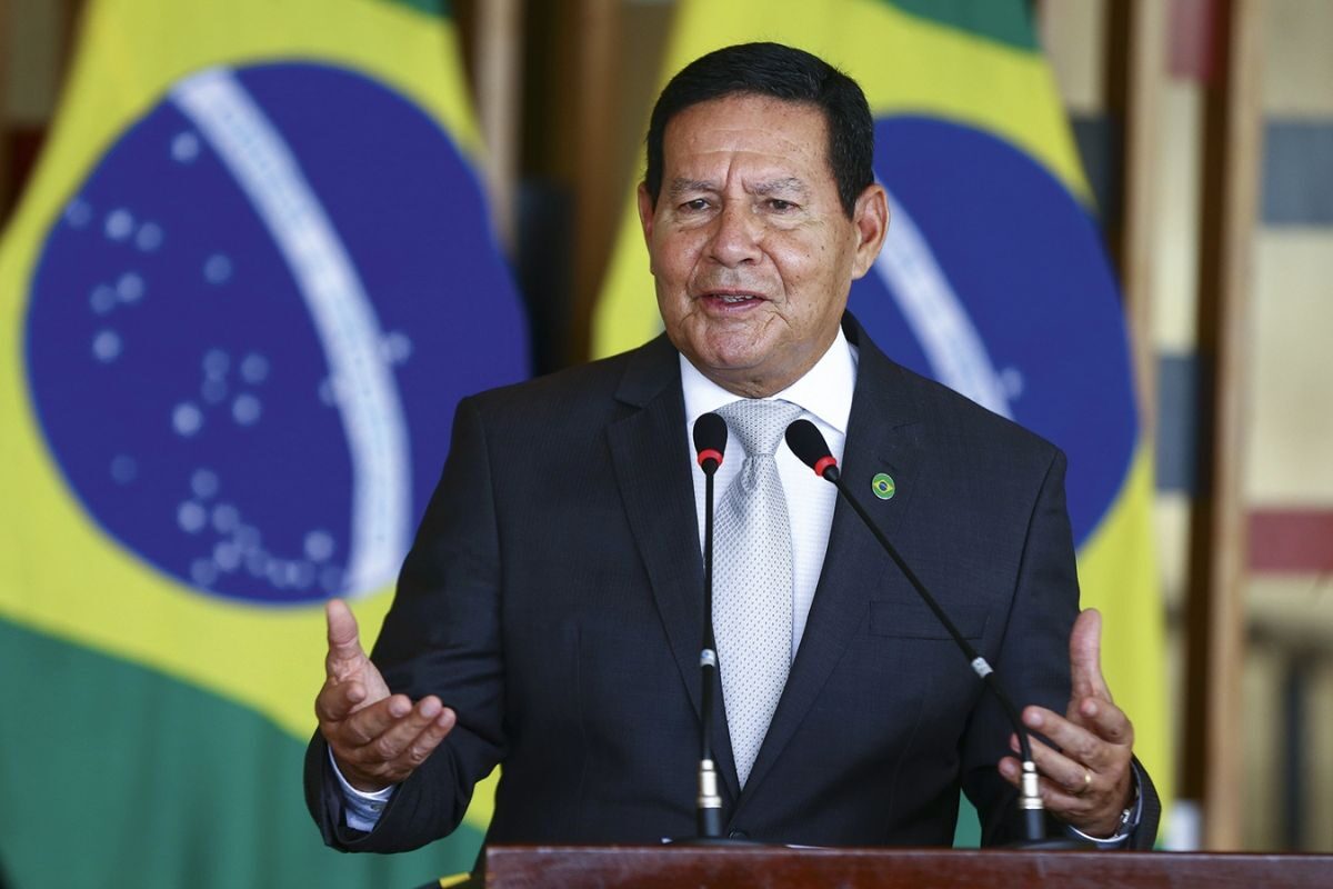 Mourão informa que não passará a faixa presidencial a Lula