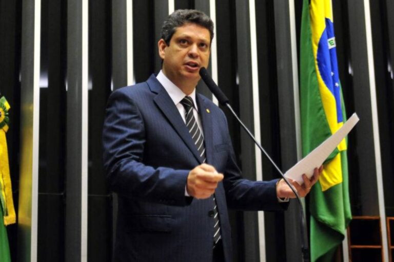 Deputado do PT quer proibir ‘uso político’ da bandeira do Brasil