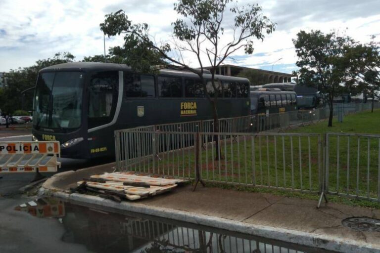 Tensão em Brasília: Diversos ônibus da Força Nacional estacionam na Esplanada