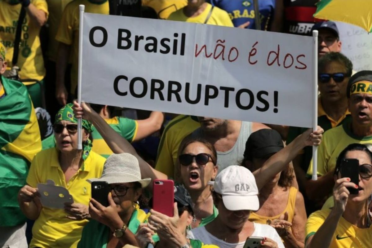 Manifestantes convocam ato contra diplomação de Lula