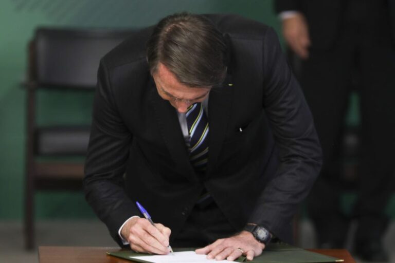 Jair Bolsonaro assina MP que aumenta salário mínimo em 2023