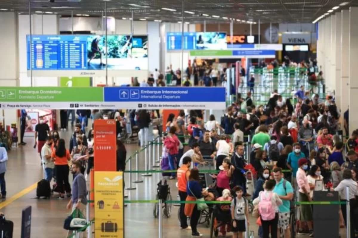 Pilotos e comissários aceitam proposta das companhias aéreas e encerram greve