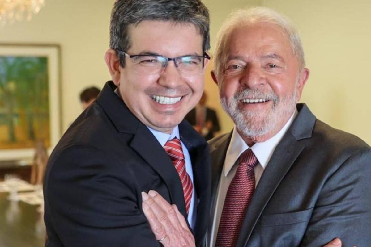 Lula escolhe Randolfe Rodrigues para liderar o governo no Congresso