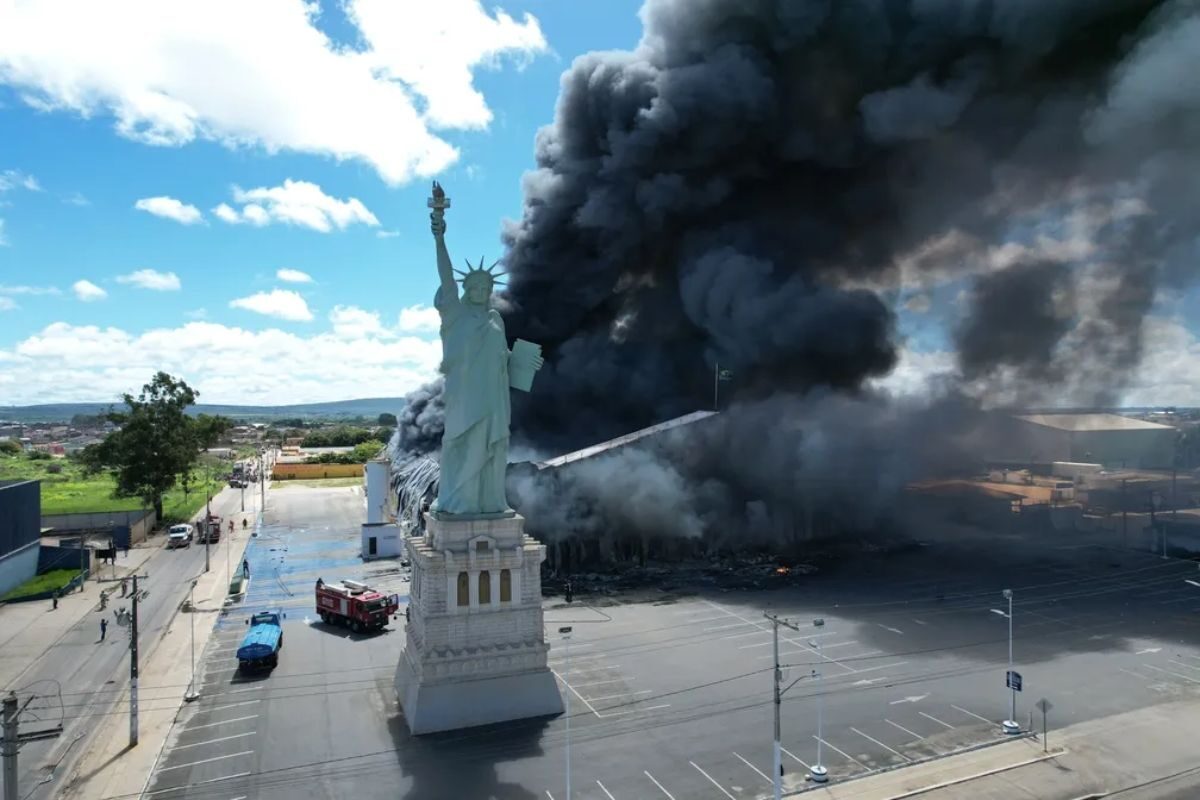 Incêndio de grandes proporções atinge loja Havan na Bahia