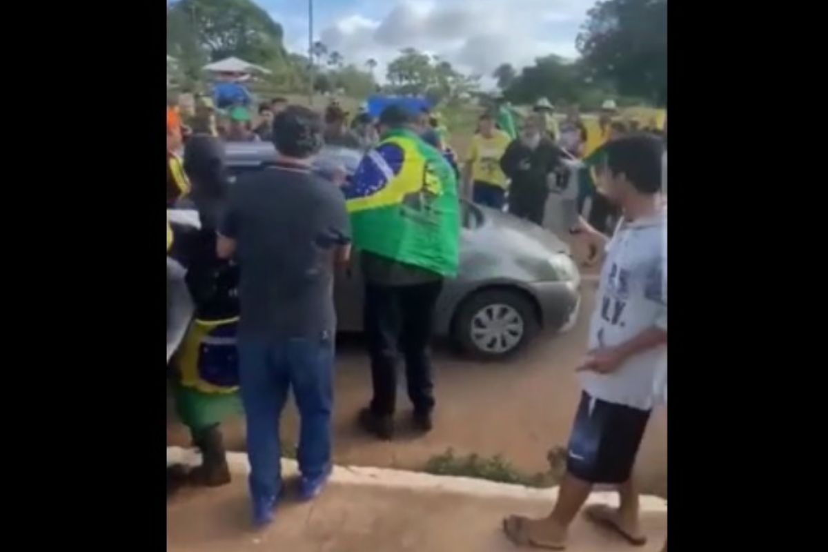 Agentes do GDF atropelam manifestantes em frente ao QGEX em Brasília