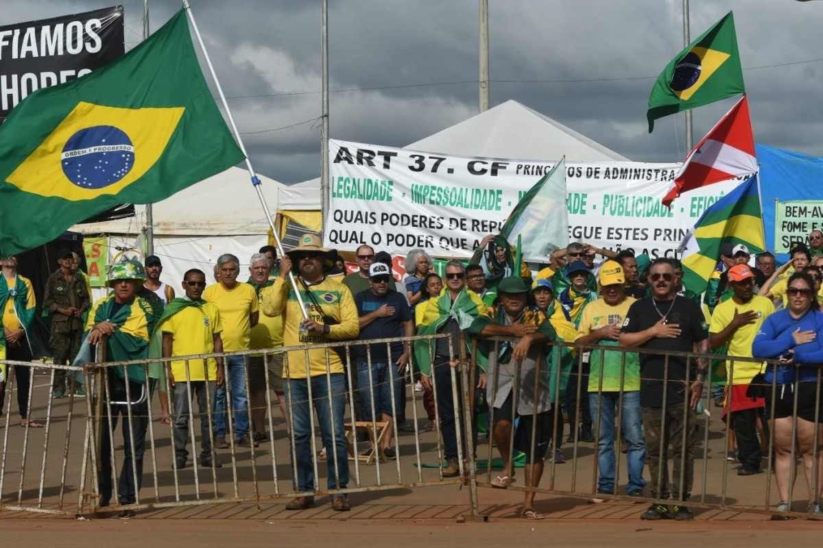 Exército suspende retirada de acampamento em frente ao QG de Brasília