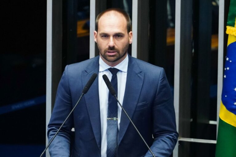 Eduardo Bolsonaro é multado em mais de R$ 100 mil por não usar máscara