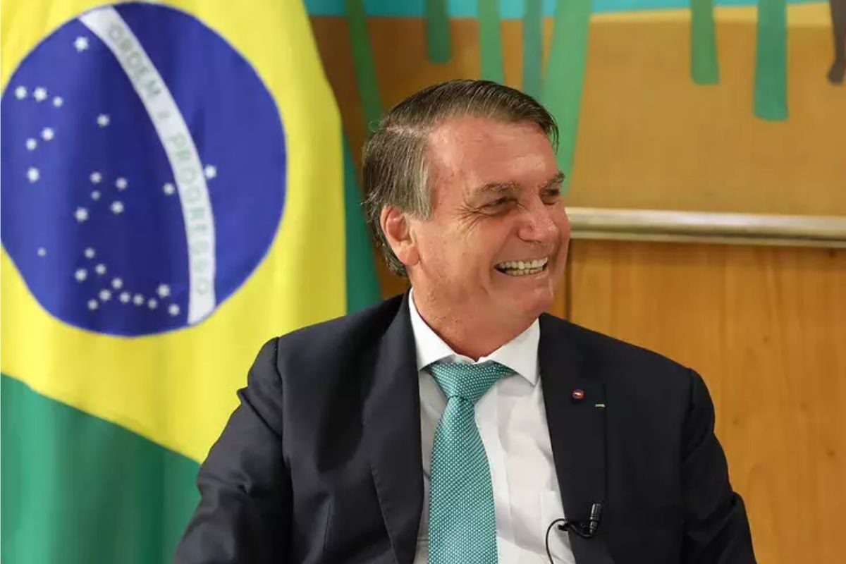 Jair Bolsonaro ignora posse de Lula e anuncia redução na tarifa de energia