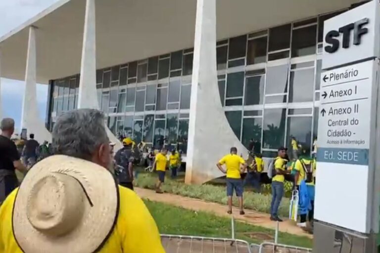 Manifestantes acabam de invadir o STF; Veja o vídeo