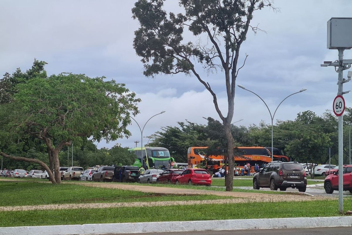 Manifestantes ampliam acampamento no QG em Brasília