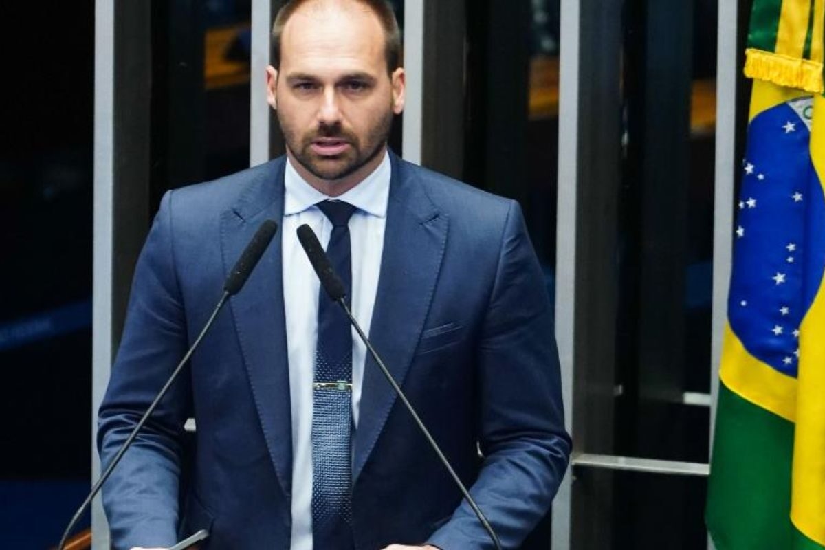 Eduardo Bolsonaro convocará ministra para depor sobre milícias