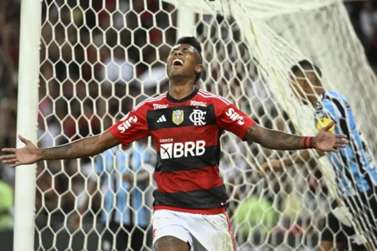 Flamengo vence Grêmio no Maracanã e entra no G-4 do Brasileirão