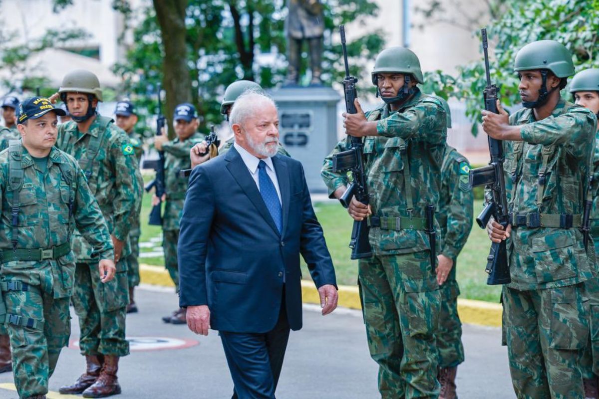 Governo finaliza proposta para proibir militar em cargo político