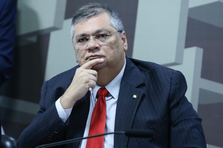 Deputados Exigem Explicações: Ministro Flávio Dino Convocado para Depor na Câmara