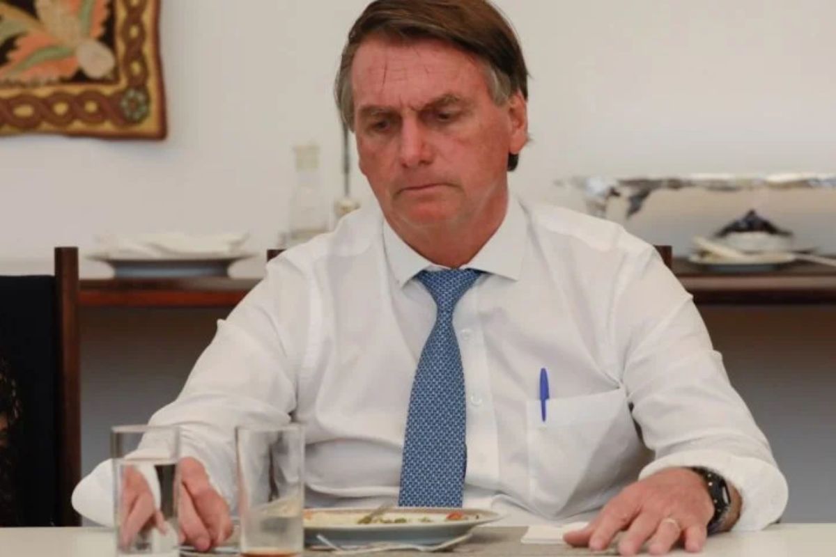 TSE Mantém Inelegibilidade de Jair Bolsonaro por Unanimidade e STF Restaura Direitos Políticos de Dilma