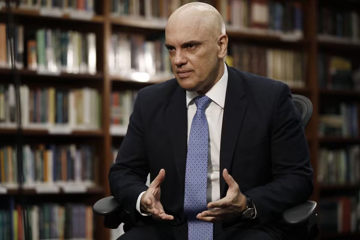 Alexandre de Moraes impõe sigilo sobre vídeo de reunião encontrado com Mauro Cid