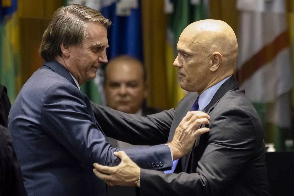 Defesa de Jair Bolsonaro pede afastamento de Alexandre de Moraes