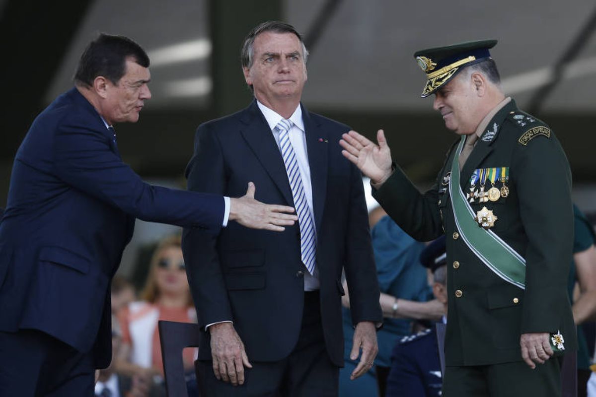 Alexandre de Moraes proíbe Jair Bolsonaro de participar de eventos militares