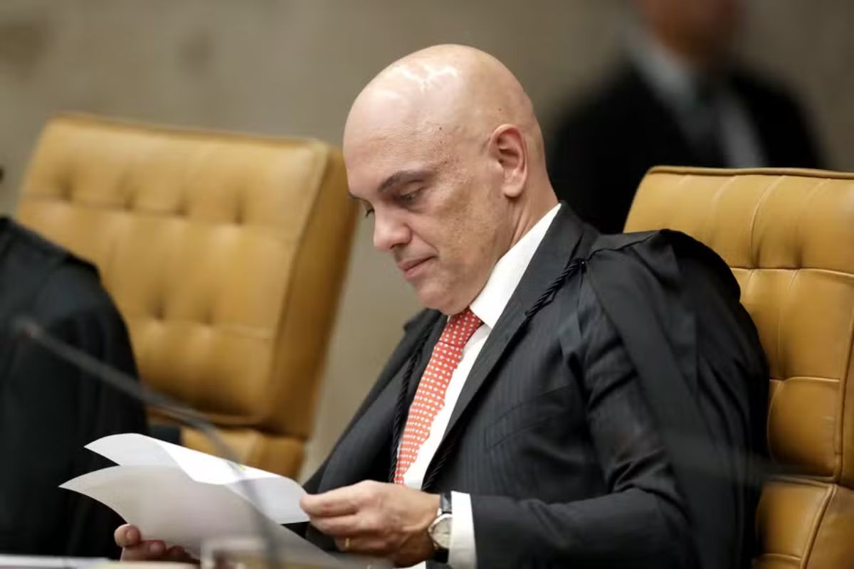 “Alexadre de Moraes fez lobby para soltar assessor de Bolsonaro”, diz colunista do O Globo