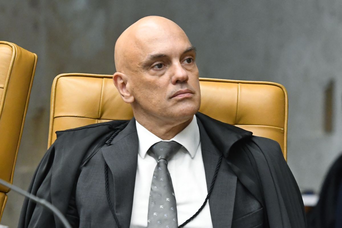 Alexandre de Moraes suspende rede social X e impõe multa de R$ 50 mil para uso de VPN