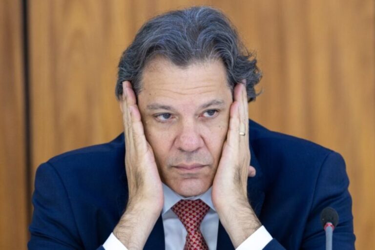 Com aumento do dólar e expectativas por cortes de gastos, Haddad permanece em Brasília por determinação de Lula.