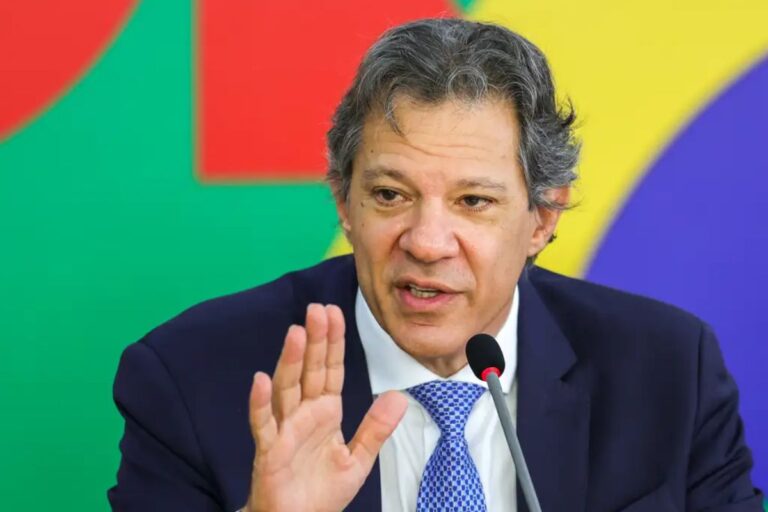 Menos de um Terço dos Brasileiros Aprova Atuação de Haddad, Aponta Datafolha