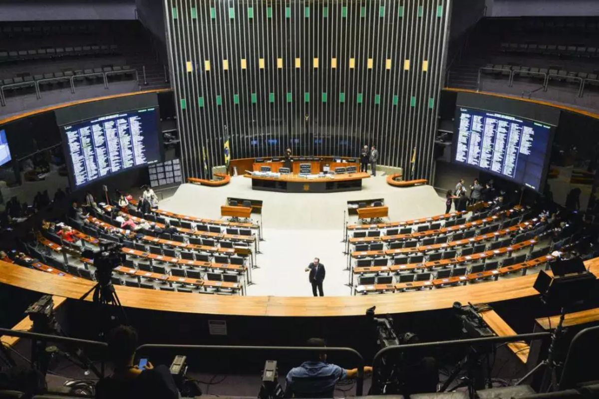 Deputados acumulam 840 faltas em plenário no último ano